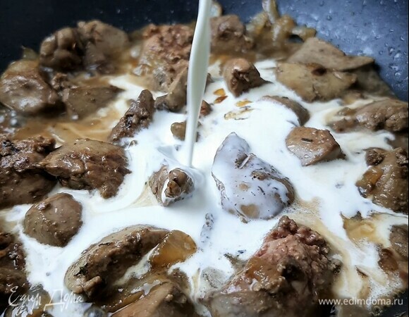 Добавляем коньяк, выпариваем 2 минуты, до исчезновения отчетливого запаха алкоголя. Вливаем сливки. Как закипит, снимаем с огня.