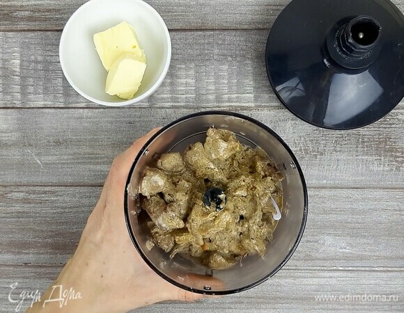 Перекладываем в чашу блендера и измельчаем.