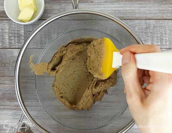 Затем протираем массу через сито для идеальной нежной текстуры паштета.