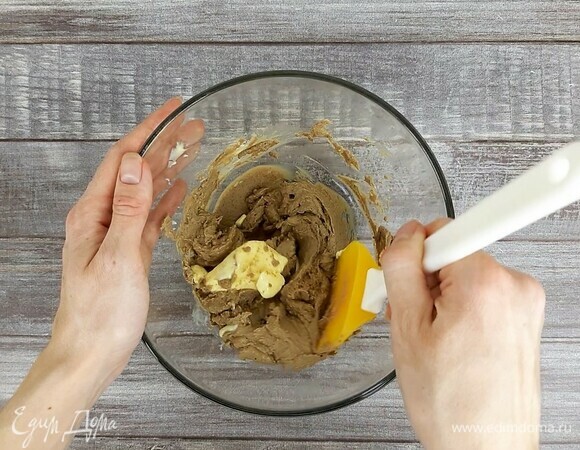 Добавляем сливочное масло комнатной температуры. Хорошо вымешиваем. Убираем паштет в холодильник.