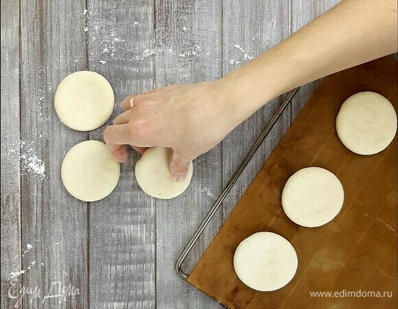 Перекладываем их на противень, даем минут 15, чтобы поднялись. Выпекаем в хорошо прогретой духовке при температуре 180°C ~15 минут.