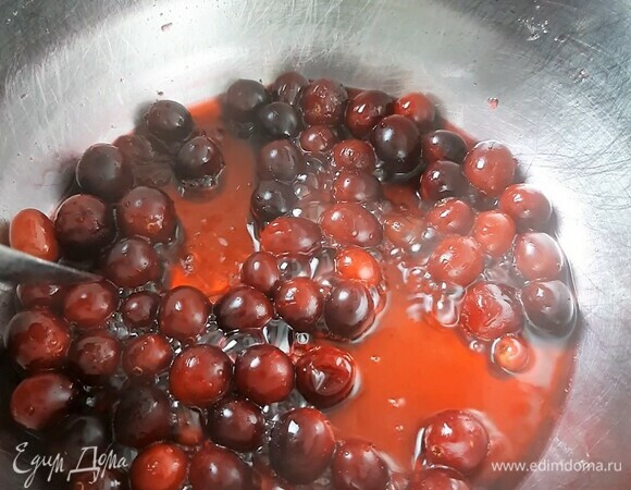 Клюкву, сахар и воду нагреваем в сотейнике, кипятим 2 минуты. Добавляем крахмал. Как только масса загустеет, убираем с огня.