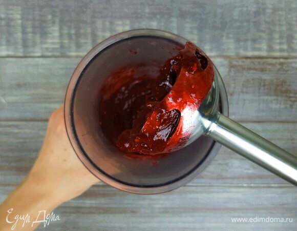 Пробиваем клюкву блендером.