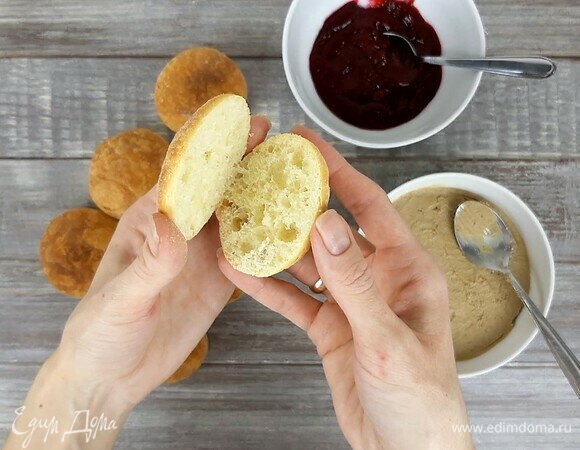 Булочки разрезаем вдоль не до конца.