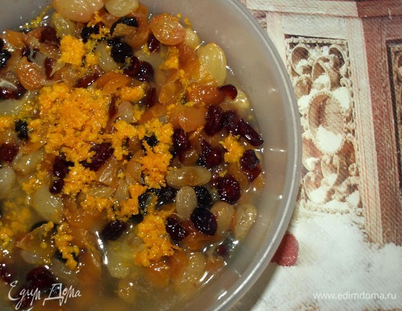 Изюм и курагу промыть, обсушить. Курагу мелко нарезать. Соединить алкоголь с изюмом и курагой. Желательно дать настояться сухофруктам с алкоголем несколько дней, я настаивала две недели. Но если нет времени, то дать постоять смеси не меньше 30 минут. С апельсина снять цедру и выдавить сок. Добавить 100 мл сока и цедру апельсина к сухофруктам. Отставить.