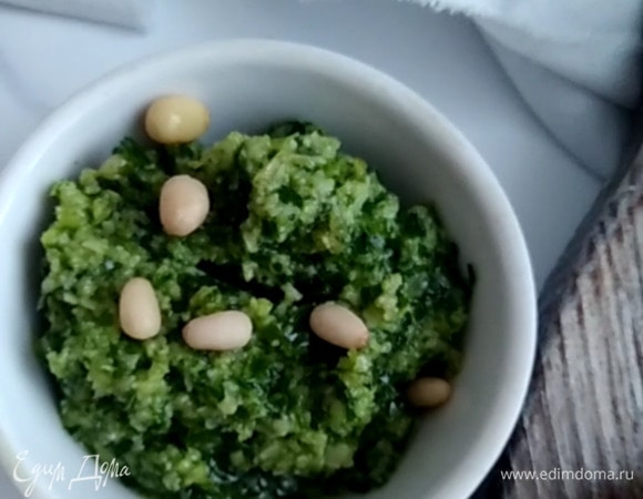 В измельчителе соединить все ингредиенты для песто, кроме сыра. Пробить до однородности. Сыр натереть на мелкой терке, добавить в соус, посолить и пробить еще в течение нескольких секунд.