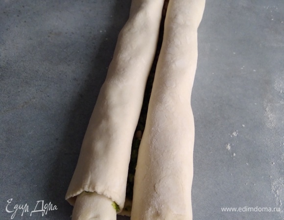 С обеих сторон скатать в рулет до середины пласта. Соединить.