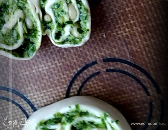 Духовку разогреть до 160°C. Разрезать на ушки, разложить на коврике. Выпекать 20 минут, до золотистого цвета.