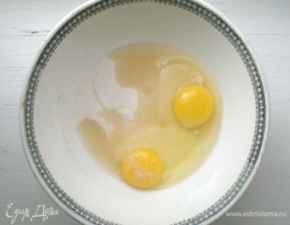Для теста соединить яйца с сахаром, солью и ванилином, взбить.