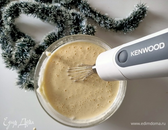 Отделить белки от желтков. Белки взбить до твердых пиков. Продолжая взбивать, добавить сахар, масло, по одному желтку и муку.