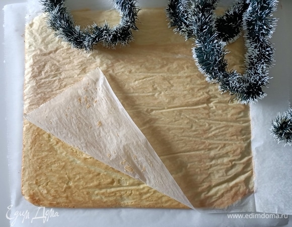 Выпекать в предварительно разогретой духовке при температуре 200°C в течение 10 минут до золотистого цвета. Готовый бисквит перевернуть на пергаментную бумагу нижней стороной вверх.