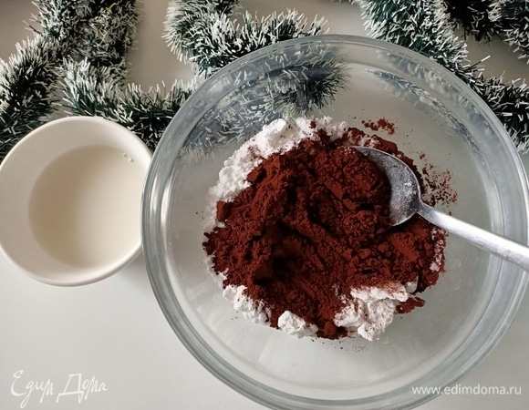 Для крема смешать какао с сахарной пудрой. Добавить молоко, перемешать.