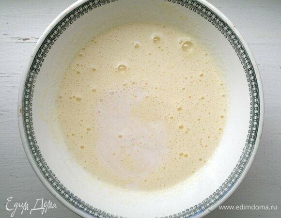 Влить кефир, перемешать.