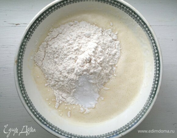 Всыпать просеянную муку и соду.