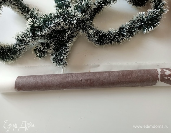 Скрутить в трубочку и отправить в морозильную камеру на 10 минут.