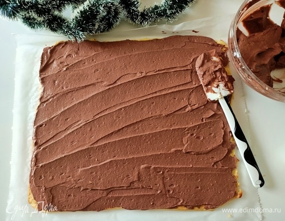 1/3 крема отложить, остальной выложить на бисквит и распределить.