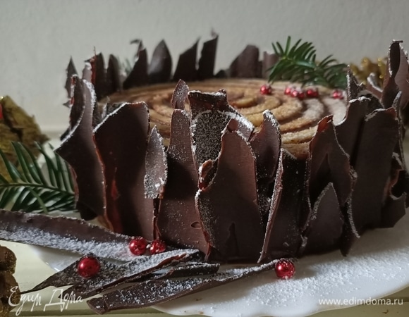 Украсить кусочками шоколада бока тортика. Сверху шоколад посыпать сахарной пудрой.