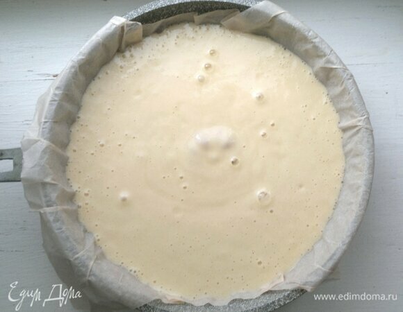 Вылить тесто в форму. Поставить в духовку, разогретую до 180°C, на 30–35 мин. На готовность проверять деревянной палочкой. Она должна выходить сухой из середины пирога.