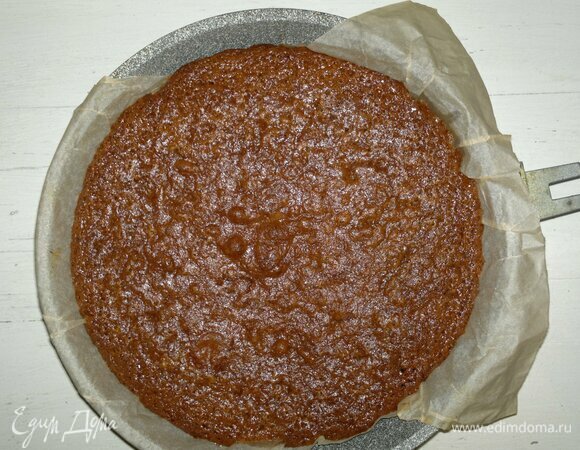 Готовый пирог достать из духовки и полностью остудить в форме.