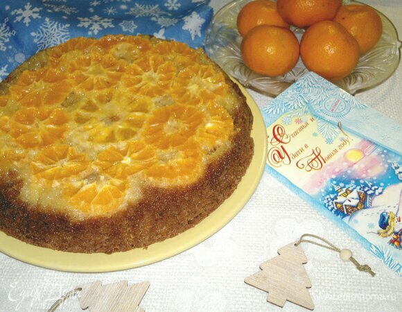 Пирог аккуратно перевернуть на блюдо и освободить от бумаги.