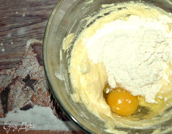 Все продукты должны быть комнатной температуры. Сливочное масло соединяем с сахаром, добавляем щепотку соли. Взбиваем в кремообразную массу. Муку просеять, добавить разрыхлитель и ванильный сахар. В масло по одному вводим яйца и добавляем одну столовую ложку муки, чтобы масса не расслоилась. Хорошо перемешиваем. Добавляем второе яйцо и ложку муки. Перемешиваем. Добавляем третье яйцо и ложку муки. Перемешиваем.