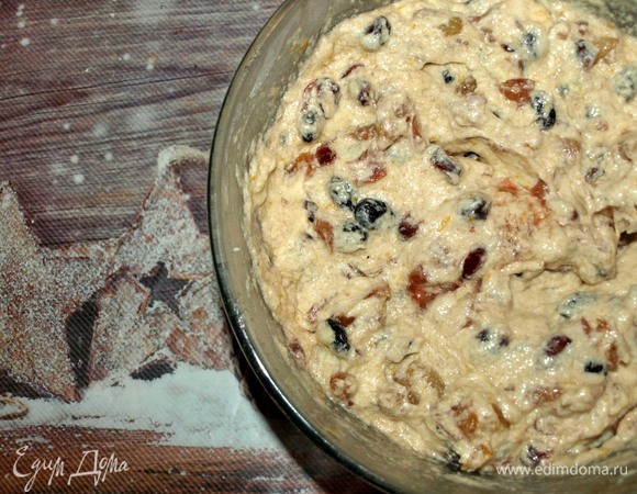 Добавляем сухофрукты, смешанные с алкоголем, апельсиновой цедрой и апельсиновым соком, в тесто, хорошо перемешиваем. Добавить оставшуюся муку и хорошо перемешать.