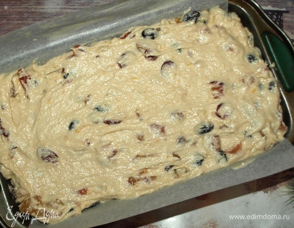 Форму смазать растительным маслом или выстелить дно пекарской бумагой. Выкладываем тесто в форму и разравниваем. Отправляем в заранее разогретую до 180ºС духовку примерно на 1 час (ориентируемся на свою духовку). Готовность кекса проверить бамбуковой палочкой, если тесто не прилипает, то выпечка готова.