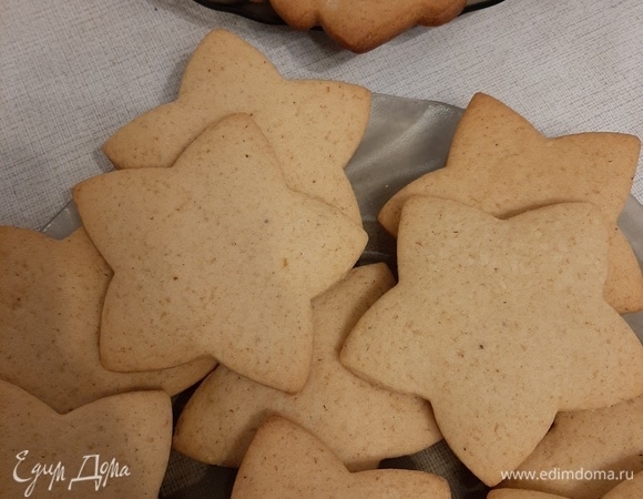 Выпекать при 180°С 15–20 минут, до золотистого цвета. После выпекания печенье можно сразу есть, но, если душа требует праздника, можно расписать его глазурью.