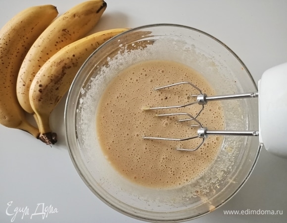 На самой высокой скорости миксера взбить подсолнечное масло с сахаром, ванилином, солью и тертой цедрой лимона. Продолжая взбивать, добавить яйца и корицу.