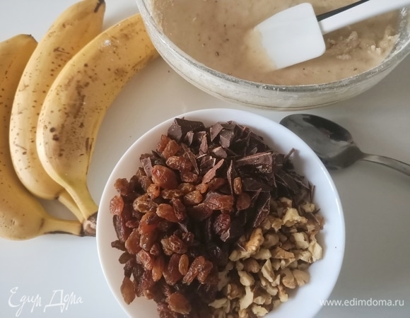 Измельчить шоколад и орехи, добавить изюм, перемешать и разделить смесь на две части.