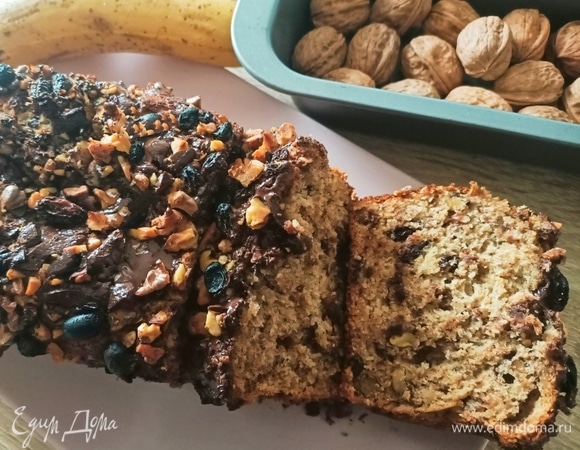 Выпекать в предварительно разогретой духовке при 190°C 10–15 минут, затем уменьшить до 170°C и выпекать еще 25–30 минут. Готовность проверить деревянной палочкой. Перед употреблением банановый хлеб полностью остудить. Приятного аппетита!