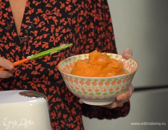 Батат отварить в мундире или запечь в духовке, затем почистить, нарезать кусочками и взбить блендером в пюре — должно получиться 400 г.