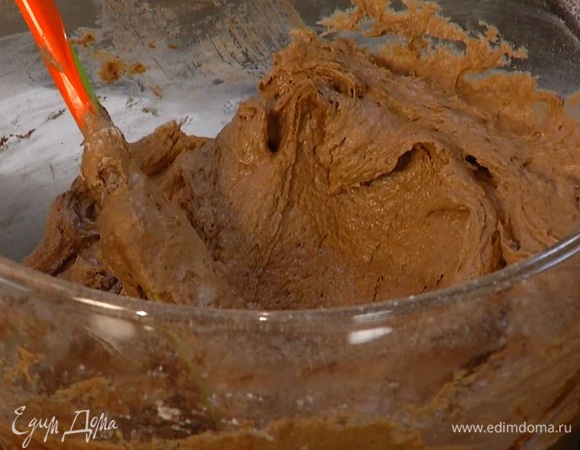 Приготовить тесто: 180 г предварительно размягченного сливочного масла и сахар поместить в чашу комбайна и взбить, затем, продолжая взбивать, по одному ввести яйца. Когда сахар растворится, а масса станет пышной, не выключая комбайна, частями всыпать половину муки с разрыхлителем и половину какао, добавить пюре из батата. Выключить комбайн и лопаткой вмешать оставшуюся муку и какао.