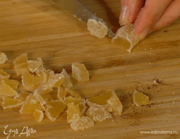 Все цукаты нарезать небольшими кубиками, 1 горсть вмешать в тесто.