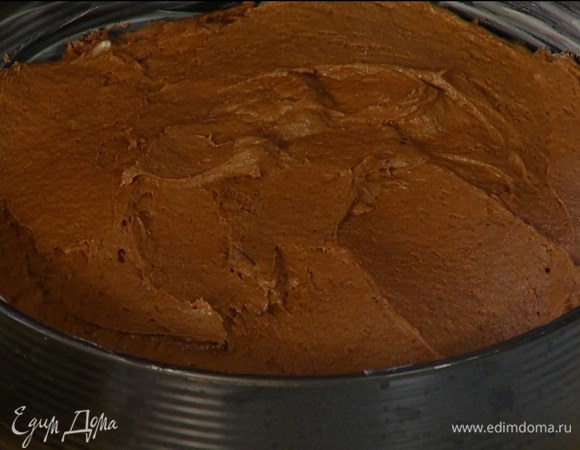 Разъемную форму застелить бумагой для выпечки и смазать сливочным маслом. Выложить тесто в форму, равномерно распределить.