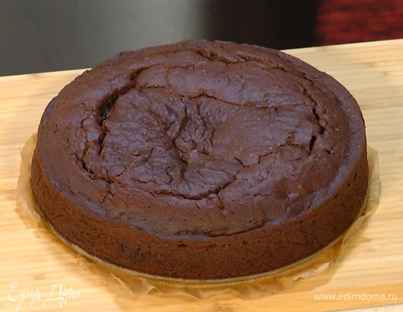 Выпекать пирог в разогретой духовке 50–60 минут, затем остудить.