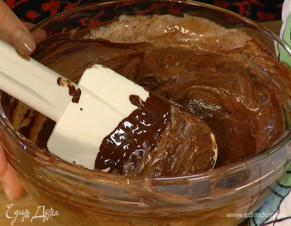 Приготовить глазурь: шоколадные капли растопить на водяной бане, затем немного остудить и перемешать со сметаной.