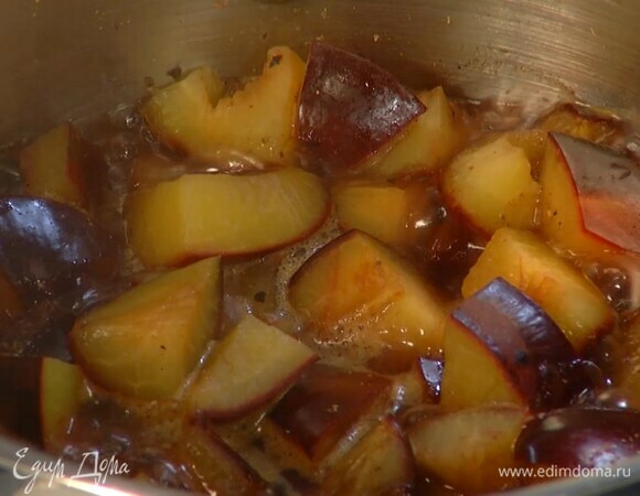 Приготовить соус: в сотейник выложить сливы, влить немного воды, посолить, поперчить, посыпать кайенским перцем, кориандром, перемешать и томить до готовности, подливая по мере выкипания чуть-чуть воды, чтобы сливы не пригорели.