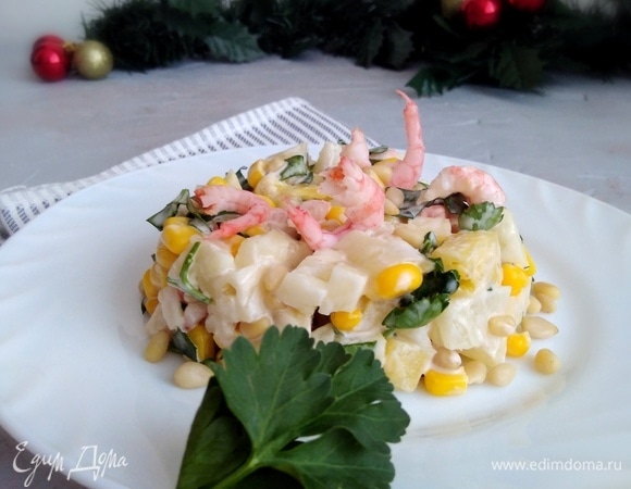 Посолить и заправить майонезом. Украсить по вкусу.