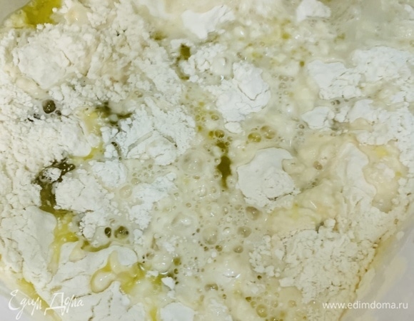 Просеянную муку добавляем к дрожжевой смеси вместе с солью. Все вместе перемешиваем ложкой. Месить нельзя. Только перемешиваем до состояния однородного липкого теста.