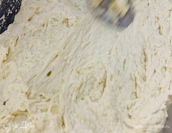 Разравниваем тесто в контейнере, накрываем крышкой и оставляем при комнатной температуре на 45 минут.