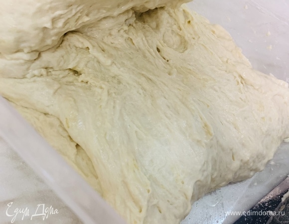 Через 45 минут повторяем предыдущий шаг со складыванием теста. На этот раз тесто будет намного эластичнее. Не забывайте вытягивать тесто перед каждым складыванием. Вновь закрываем контейнер с тестом крышкой и даем отдохнуть следующие 45 минут.
