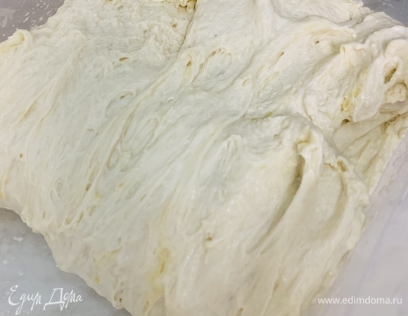 По прошествии 45 минут в третий раз повторяем складывание. Тесто уже очень гладкое, мягкое и тягучее. После третьего складывания закрываем крышкой и отправляем в холодильник на 60–90 минут.