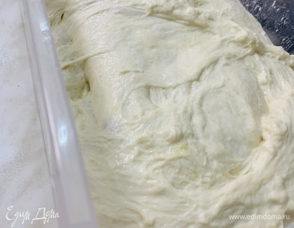 После холодильника складываем тесто в последний, четвертый раз. И возвращаем его в холодильник часов на 8. Удобнее это делать на ночь, чтобы утром испечь невероятно вкусную чиабатту.