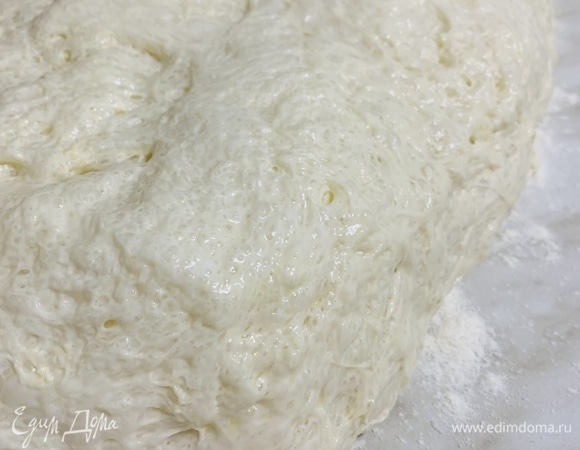 Тесто не растечется из-за большого количества выработанной клейковины, несмотря на свою высокую влажность (в тесте около 80 % влаги).