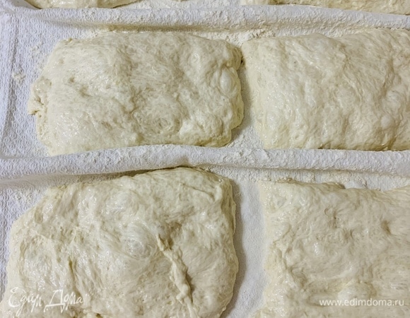 Делим чиабатту на 6 частей. Затем немного их вытягиваем.