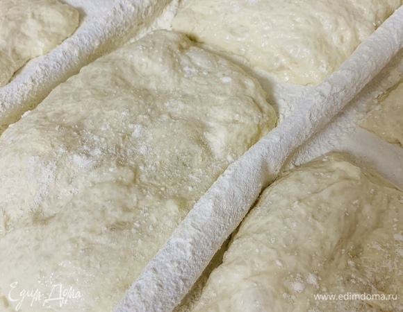 Все чиабатты разравниваем по краям, припыляем мукой со всех сторон, чтобы не прилипало кухонное полотенце, которым их накроем.