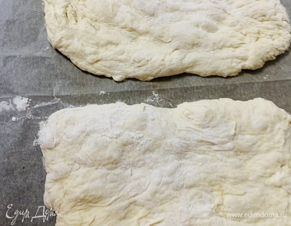 Через 30 минут на перевернутый раскаленный противень перекладываем первый лист с двумя чиабаттами и отправляем в горячую духовку на 25–30 минут. Ориентируйтесь по своей духовке, чиабатта должна стать румяной.