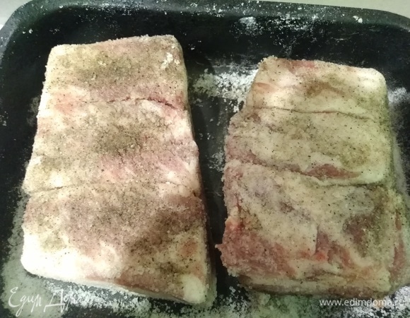 На кусках сала сделать несколько надрезов. Хорошо посолить, поперчить и оставить при комнатной температуре на 1 час.