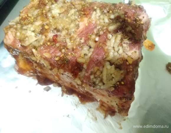 Чеснок почистить и пропустить через пресс. Обмазать сало аджикой, затем — чесноком. Сверху по вкусу можно посыпать специями для мяса. Завернуть куски в фольгу. Оставить еще на 1 час.